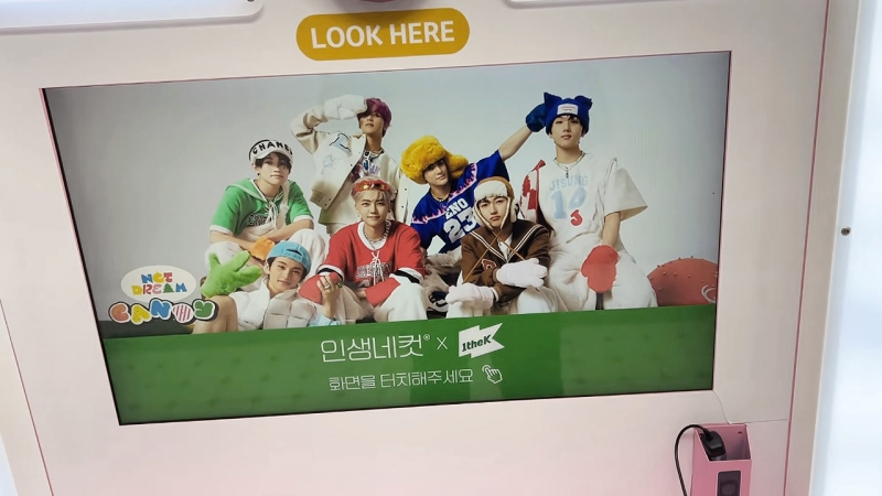 Hình ảnh nhóm nhạc NCT Dream thu hút sự chú ý trong một photo booth thuộc chuỗi studio chụp ảnh lấy liền nổi tiếng xứ Hàn mang tên Life4Cut. (Ảnh: Chụp màn hình trên kênh YouTube của Helen Korean Eonni)