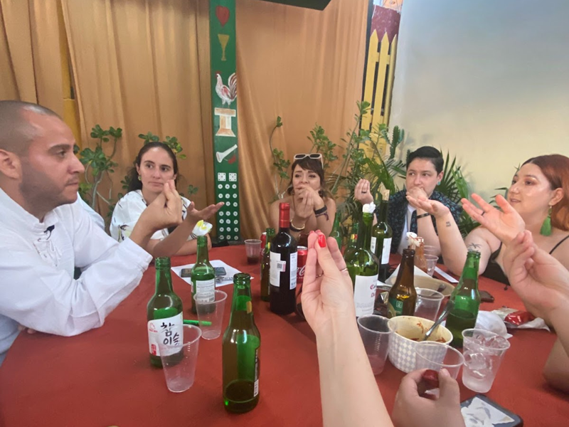 Los asistentes de la boda juegan el juego mandu mientras beben soju.