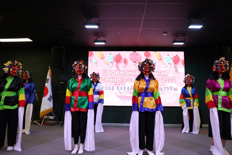 Выступление «бонсан тхальчум» 24 декабря 2022 года на закрытие семестра в Корейском культурном центре в Москве. / Фото: ККЦ в Москве 