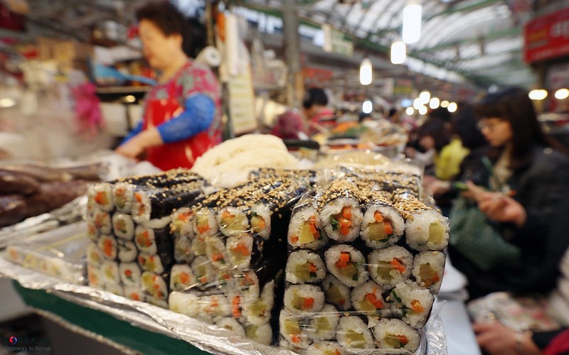 Gimbap preparado y listo para comer en el Mercado Gwangjang en Seúl |Korea.net DB