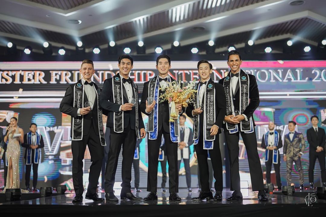 Yoo con los cuatro primeros del ranking de Mister Friendship International 2022