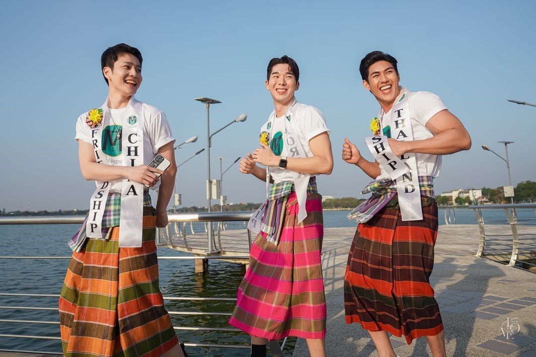 Yoo con otros participantes de Mister Friendship International 2022 durante las visitas a las ciudades