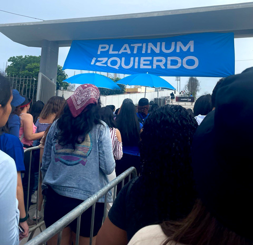 Fans esperando en las puertas del estadio