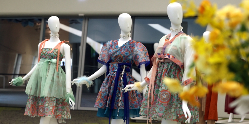 Những bộ Hanbok cách tân độc đáo theo hơi hướng Newtro đang ngày càng phổ biến hơn trong xã hội hiện đại. (Ảnh: Jeon Han / Korea.net)