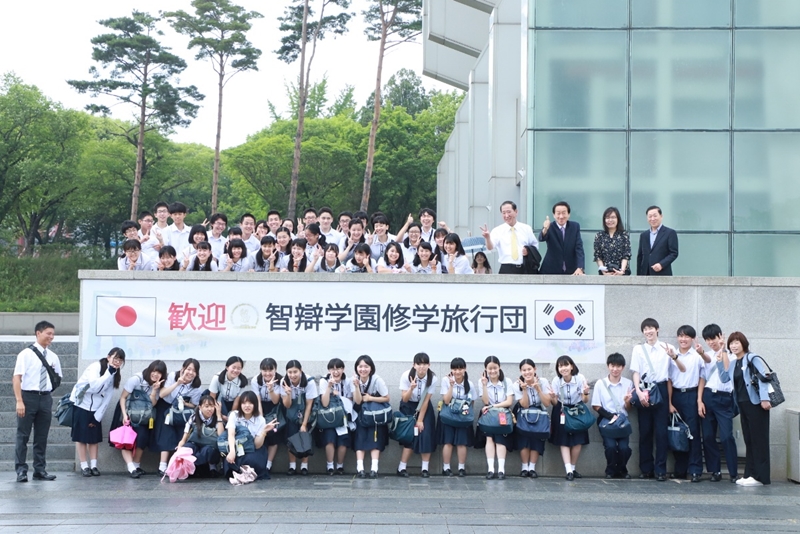 ２０１９年、慶州市を訪れた智弁学園高校の生徒たち＝慶州エキスポ公園 