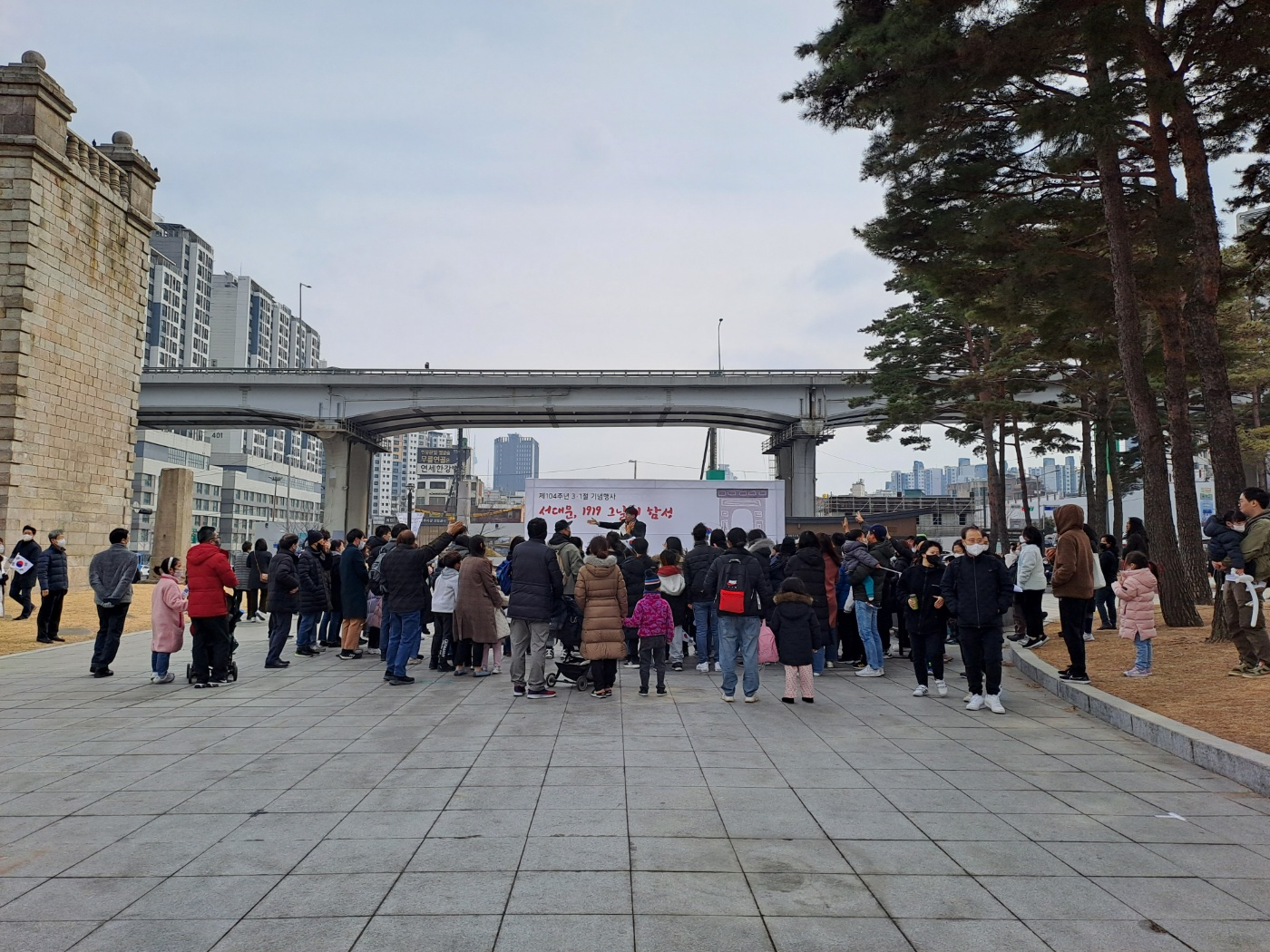 台下观众正在踊跃参与三一运动问答游戏。韩宣网名誉记者卢颖彤 摄