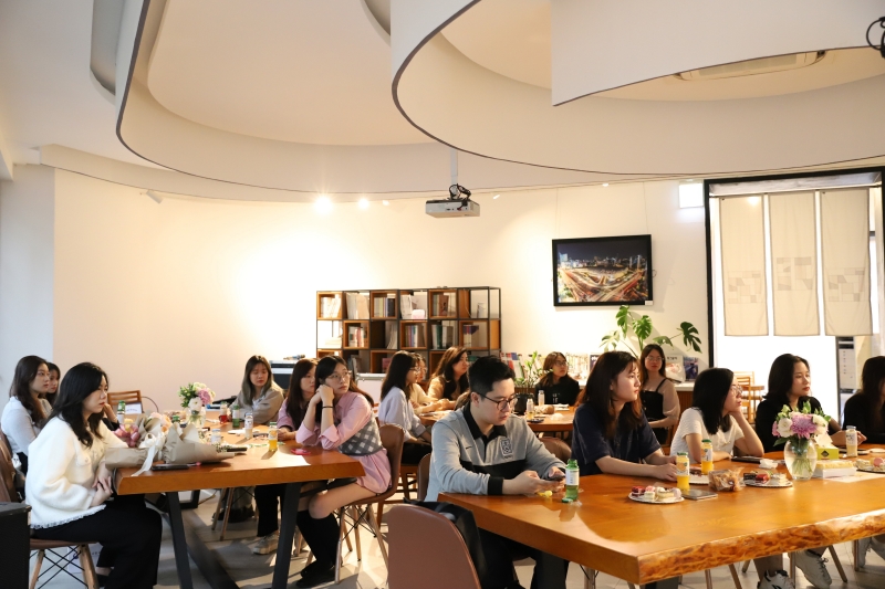 Buổi gặp mặt quy tụ 21 Phóng viên danh dự của cổng thông tin điện tử Korea.net đến từ Việt Nam tại khu vực Hà Nội. (Ảnh: Trung tâm Văn hóa Hàn Quốc tại Việt Nam)