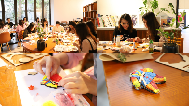 Cuối sự kiện, các bạn phóng viên đã có dịp trải nghiệm làm gương Hanbok thông qua sự hướng dẫn của các chuyên viên. (Ảnh: Trung tâm Văn hóa Hàn Quốc tại Việt Nam)