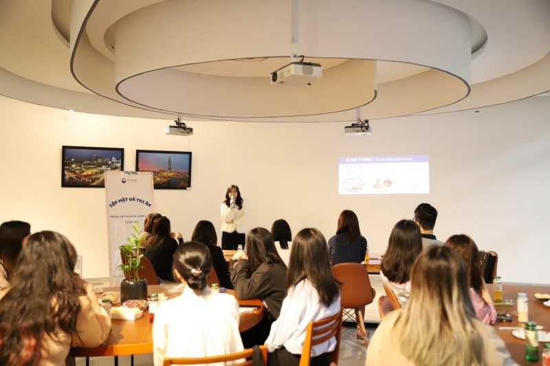 Bạn Lưu Thị Thu Loan đề xuất các phóng viên danh dự đa dạng hóa thể loại bài viết để góp phần làm cho tuyến nội dung của Korea.net thêm phong phú. (Ảnh: Trung tâm Văn hóa Hàn Quốc tại Việt Nam)