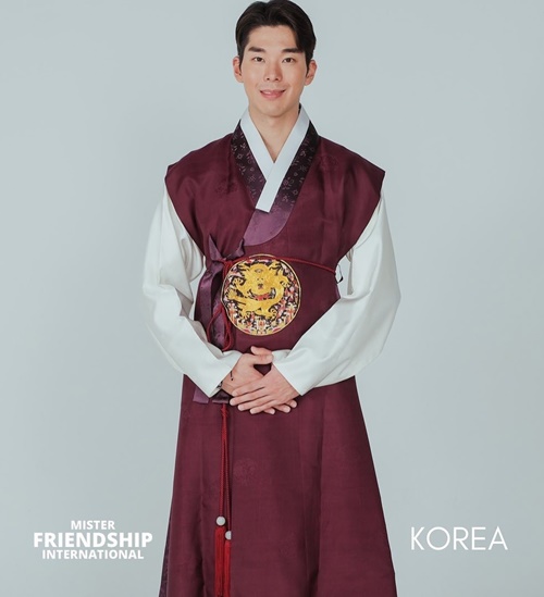 Byeong Eun Yoo, ganador del concurso Mister Friendship International 2022, vistió el Hanbok en la categoría de traje nacional.