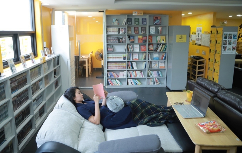 Đọc sách có thể là một cách giải stress hiệu quả. (Ảnh: Trang Facebook của Toptoon Comics Cafe)