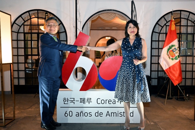 El embajador de Corea del Sur en Perú, Jo Yungjoon junto a la canciller peruana Cecilia Gervapsi. | Página oficial de la Embajada de la República de Corea en Perú