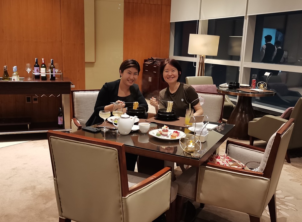 在河内英国国际学校（British International School Hanoi）工作的Rachel（左）介绍说这间学校30-35%的学生是韩国籍。韩宣网名誉记者白若晶 提供