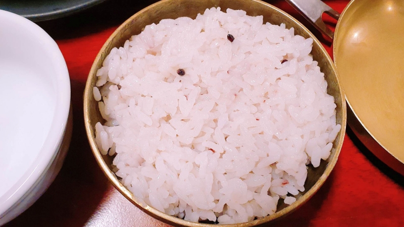 Cơm – món ăn chính hằng ngày của người Hàn mang trong mình đầy đủ yếu tố “ngũ hành” khi nấu theo kiểu truyền thống. (Ảnh: Vũ Đỗ Hải Hà)