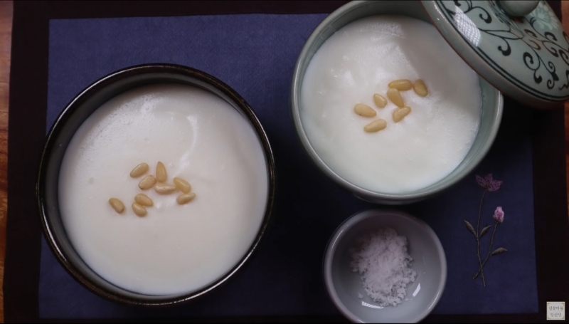 Tarakjuk – một loại cháo gạo xay nấu cùng sữa thể hiện được sự tận tâm của ẩm thực Hàn Quốc trong việc bày tỏ tấm lòng trân trọng đến người lớn tuổi. (Ảnh: Chụp màn hình từ video trên trang YouTube 땅끝마을 임선생)
