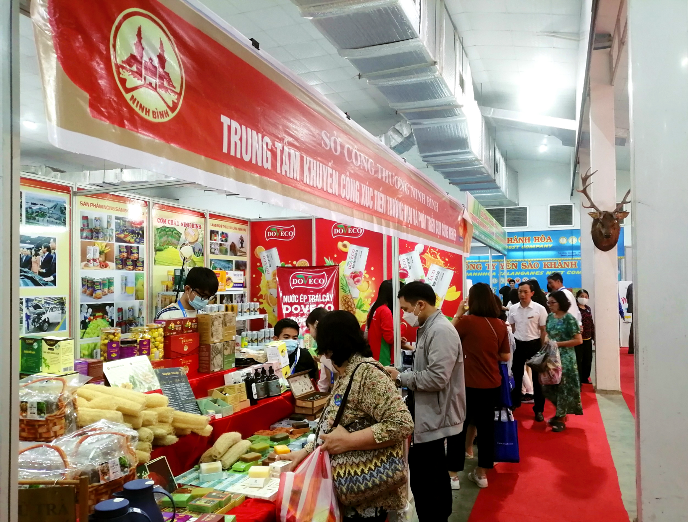 Đông đảo khách tham quan đã đến trải nghiệm, mua sắm những sản phẩm hữu ích từ các doanh nghiệp. (Ảnh: Lưu Thị Thu Loan)