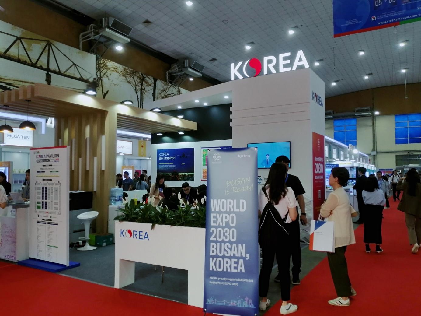 Không gian trưng bày của Hàn Quốc trong hội chợ. (Ảnh: Lưu Thị Thu Loan)