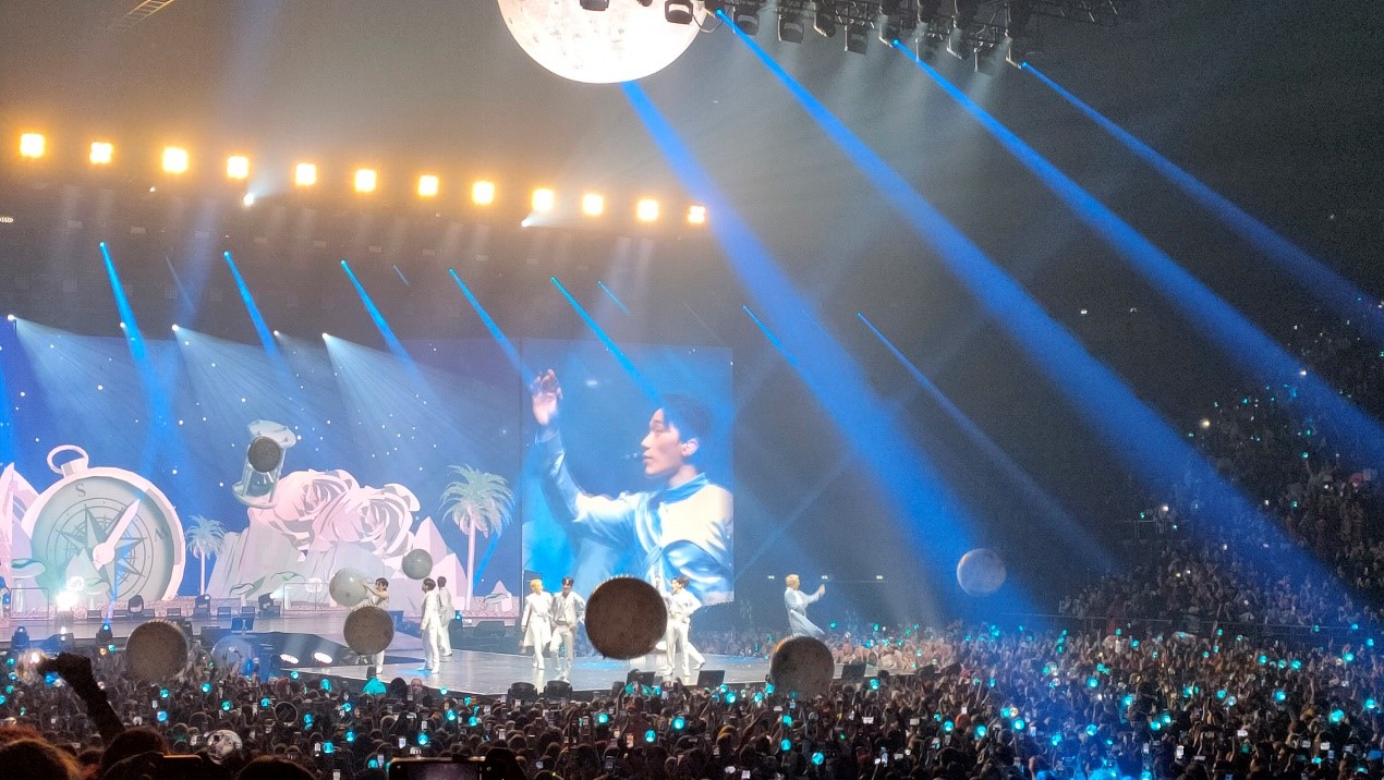 Ateez donnant un concert à Bercy, le 7 mars 2023. © Emilio Naud