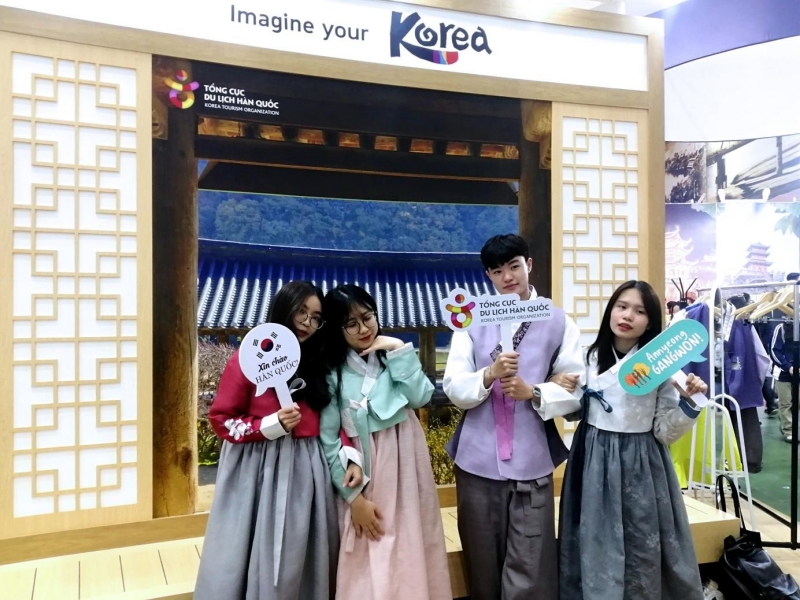 Hoạt động mặc Hanbok - chụp ảnh check in được các bạn học sinh, sinh viên thích thú và tham gia trải nghiệm. (Ảnh: Lưu Thị Thu Loan)