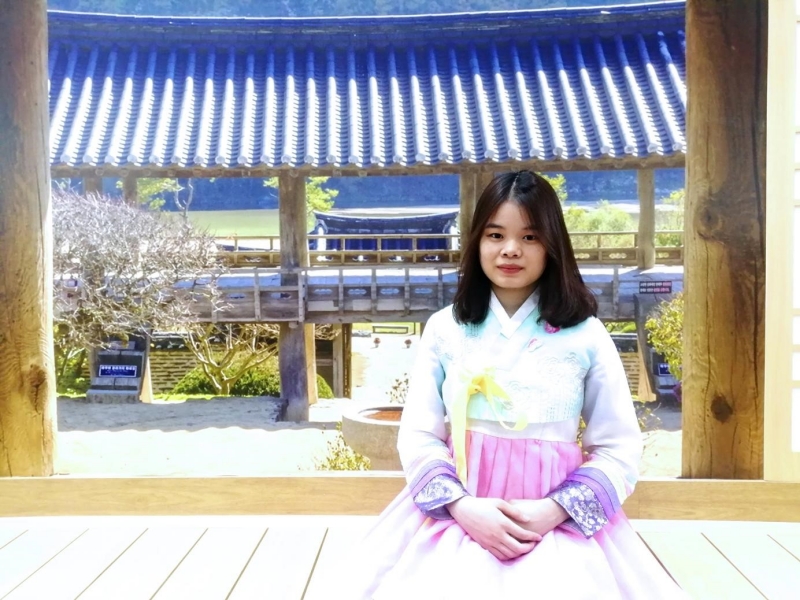 Bạn Nguyễn Thị Hải cho biết bản thân rất vui khi được mặc Hanbok cũng như khám phá Hàn Quốc tại hội chợ. (Ảnh: Lưu Thị Thu Loan)