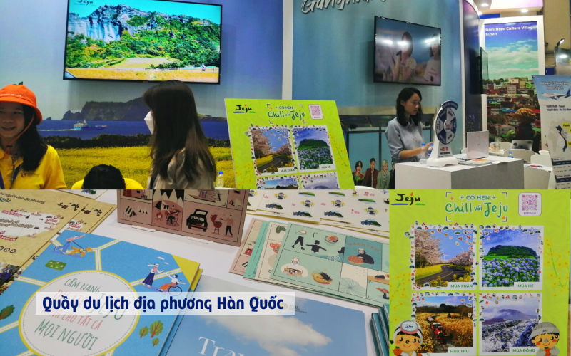 Đến với quầy du lịch địa phương Hàn Quốc, mình đã được nghe tư vấn viên giới thiệu, chia sẻ về những nét đặc trưng có tại địa phương đó. (Ảnh: Lưu Thị Thu Loan)