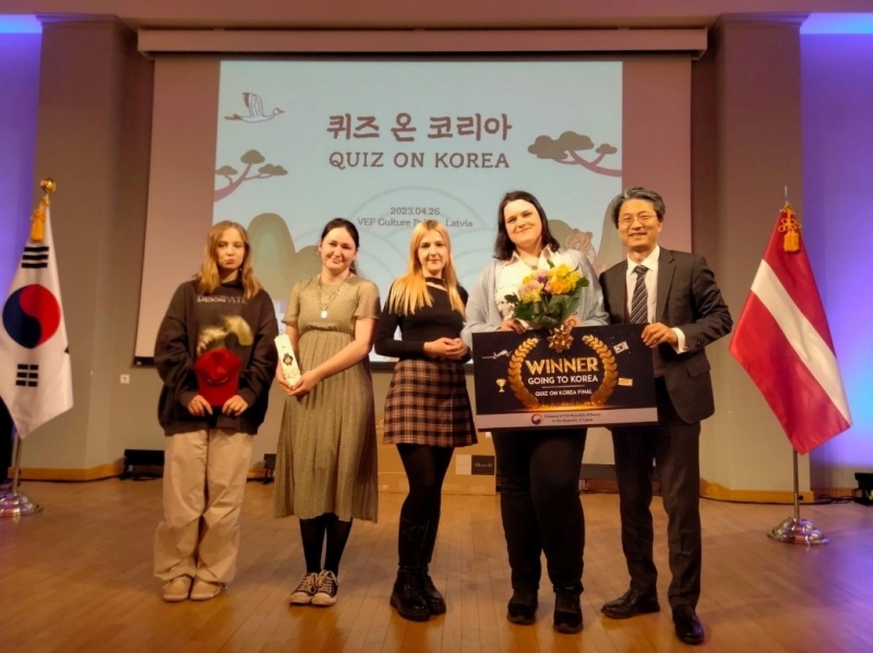 Призеры викторины «Quiz on Korea» 26 апреля делают памятное фото с послом Республики Кореи Ли Дон Гю (справа). / Фото: Facebook посольства Республики Корея в Латвии