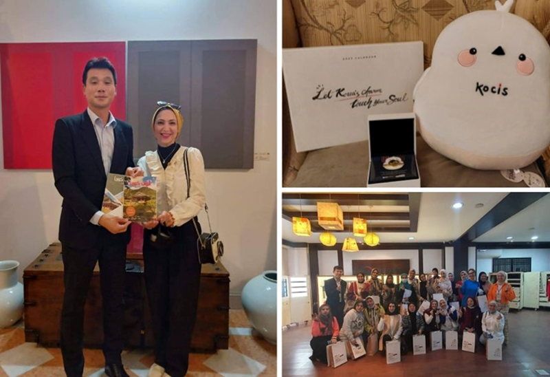 Shayma Mohammed Roshdi recibiendo mención honorífica por parte del embajador coreano Hong Jin-wook por crear la revista “Colores de Corea” (izquierda), premios recibidos por haber ganado el reconocimiento de “Reportero Honorario Especial” del idioma árabe (arriba a la derecha), Reporteros Honorarios se reúnen en un evento en el Centro Cultural Coreano de Egipto (abajo a la derecha). 