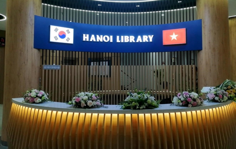 Phòng Hàn Quốc ở khu vực tầng 1 trở thành tâm điểm khi các độc giả đến tham quan thư viện. (Ảnh: Lưu Thị Thu Loan)