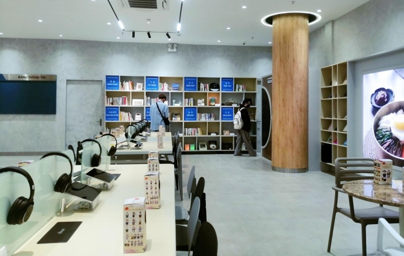 Khu vực trưng bày các tài liệu, cuốn sách bằng tiếng Hàn Quốc thuộc nhiều lĩnh vực khác nhau. (Ảnh: Lưu Thị Thu Loan)