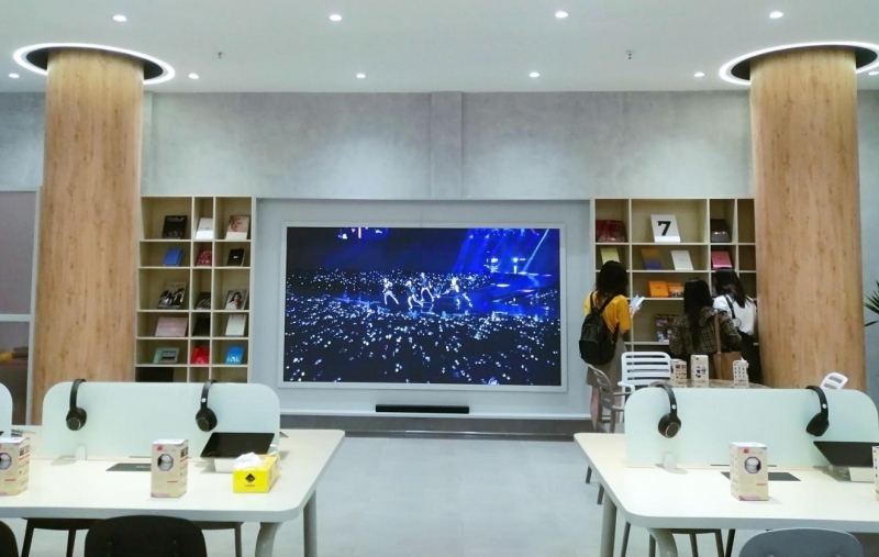Màn hình LED, máy tính bảng, tai nghe,... là những thiết bị được trang bị tại phòng Hàn Quốc. (Ảnh: Lưu Thị Thu Loan)