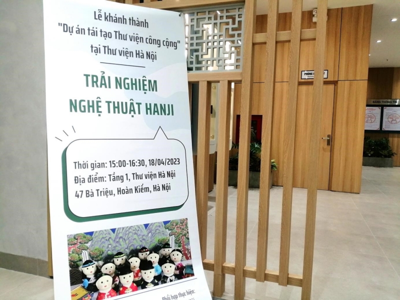 Hoạt động “Trải nghiệm nghệ thuật Hanji” được tổ chức ngay tại phòng Hàn Quốc với sự tham gia của đông đảo các bạn trẻ. (Ảnh: Lưu Thị Thu Loan)