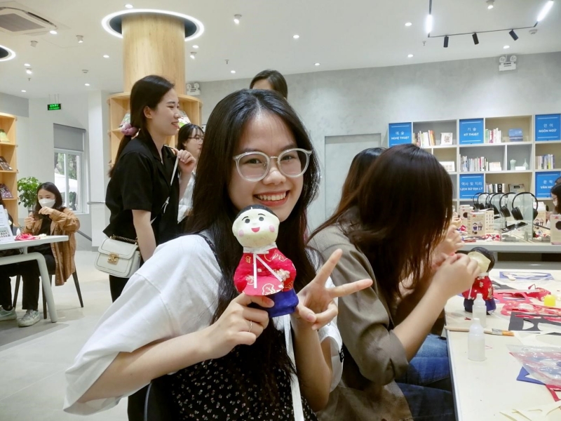 Bạn Nguyễn Mai Anh rất ấn tượng trước hình ảnh hiện đại của Thư viện Hà Nội cũng như cảm thấy thích thú với hoạt động trải nghiệm nghệ thuật giấy Hanji. (Ảnh: Lưu Thị Thu Loan)
