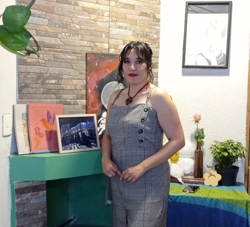 La Psicóloga mexicana Sandra Craules Ramos también cuenta con una maestría en Psicología Clínica de la Salud, es Psicoterapeuta Gestalt con alternativas corporales, terapeuta de parejas, tanatóloga y arte terapeuta. 