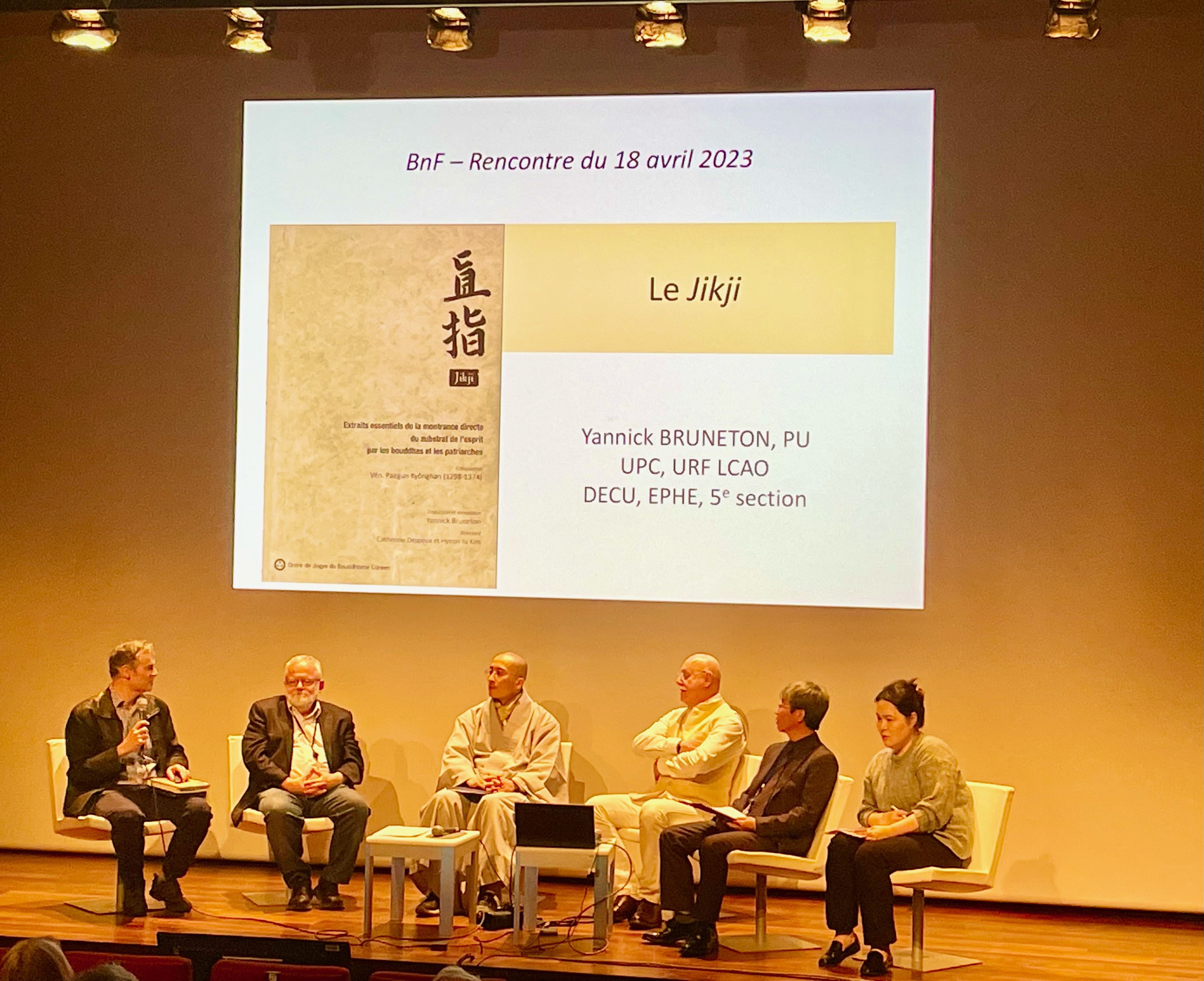 Discussion suivant la projection du film Jikji, un voyage dans le emps de l’écrit de Jérôme-Cecil Auffret (2020, 100 min) © Éléonore Bassop