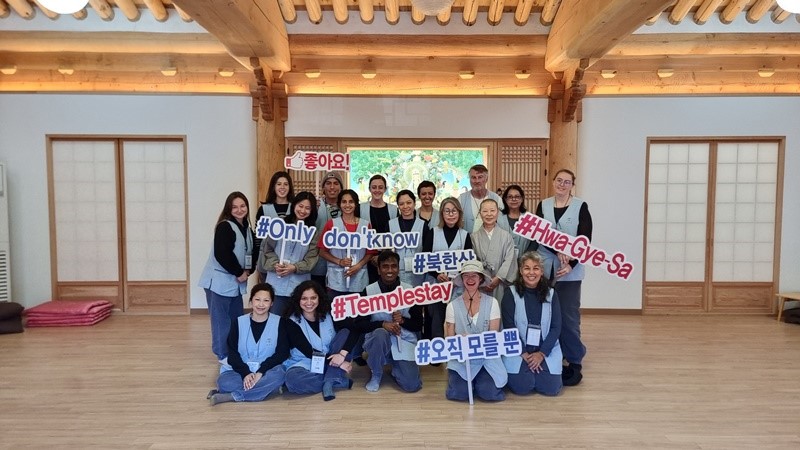 Participants of the templestay at Hwagyesa temple on April 19 take a group photo at the end of the program. (Hwagyesa Temple) 