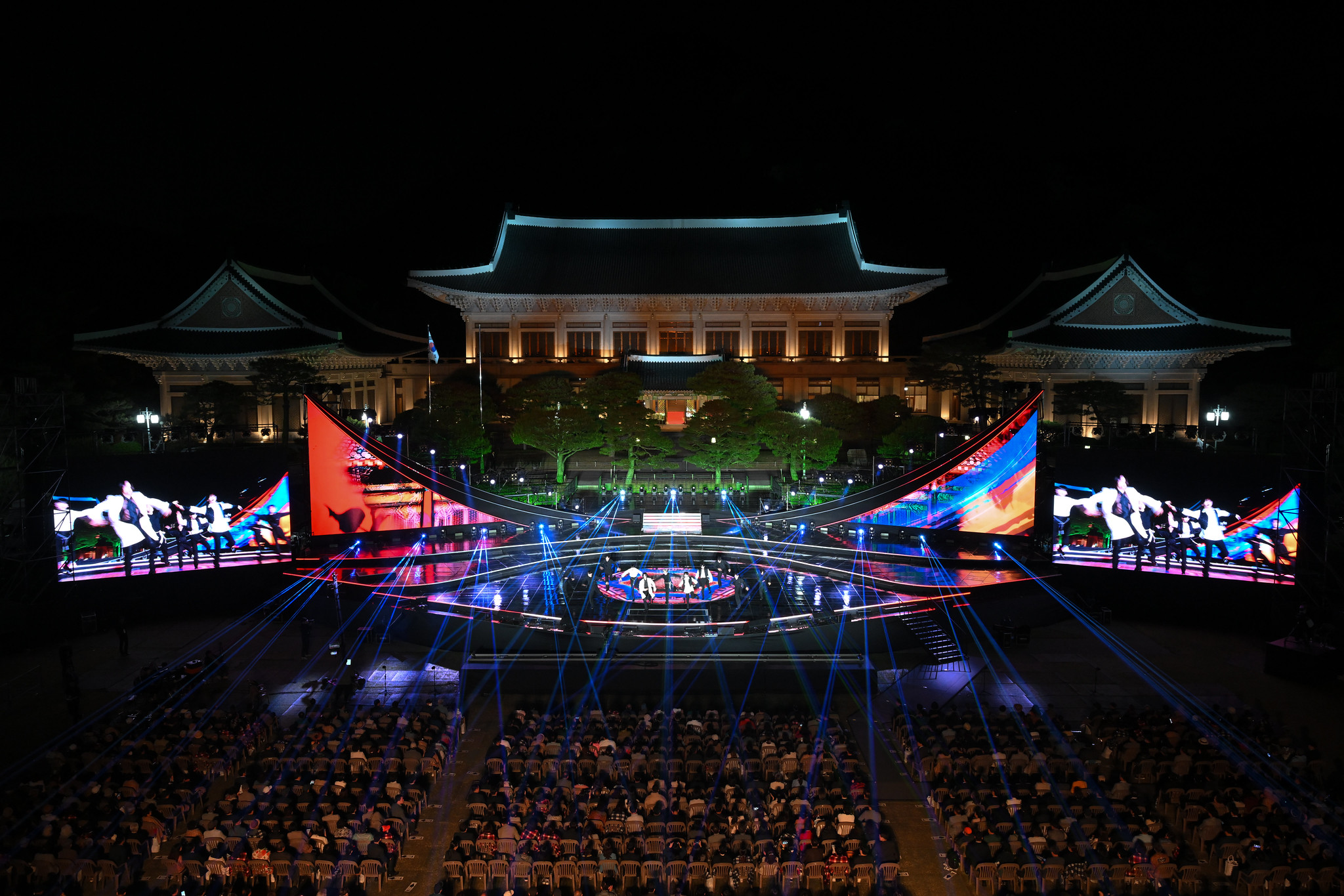 A music concert on May 10 is held at the garden Daejeongwon of Cheong Wa Dae to commemorate the first anniversary of the former presidential compound's opening to the public. (Office of the President)
