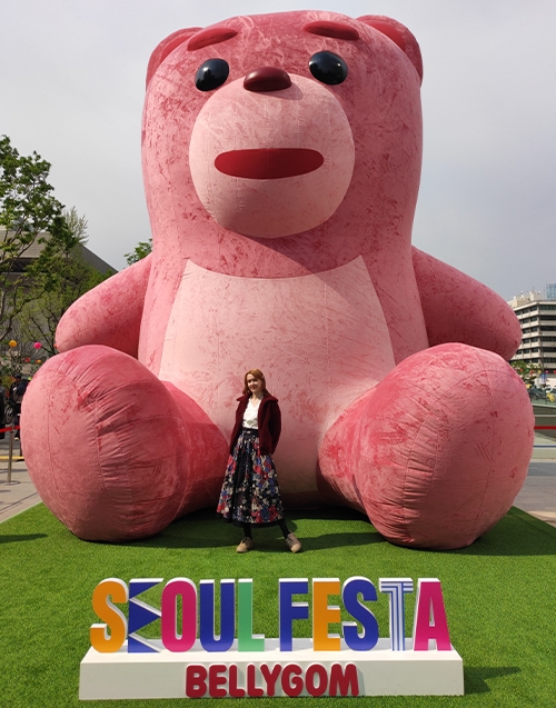 Фотозона с медведем Bellygom на Seoul Festa 2023. / Фото: Вероника Челяпина