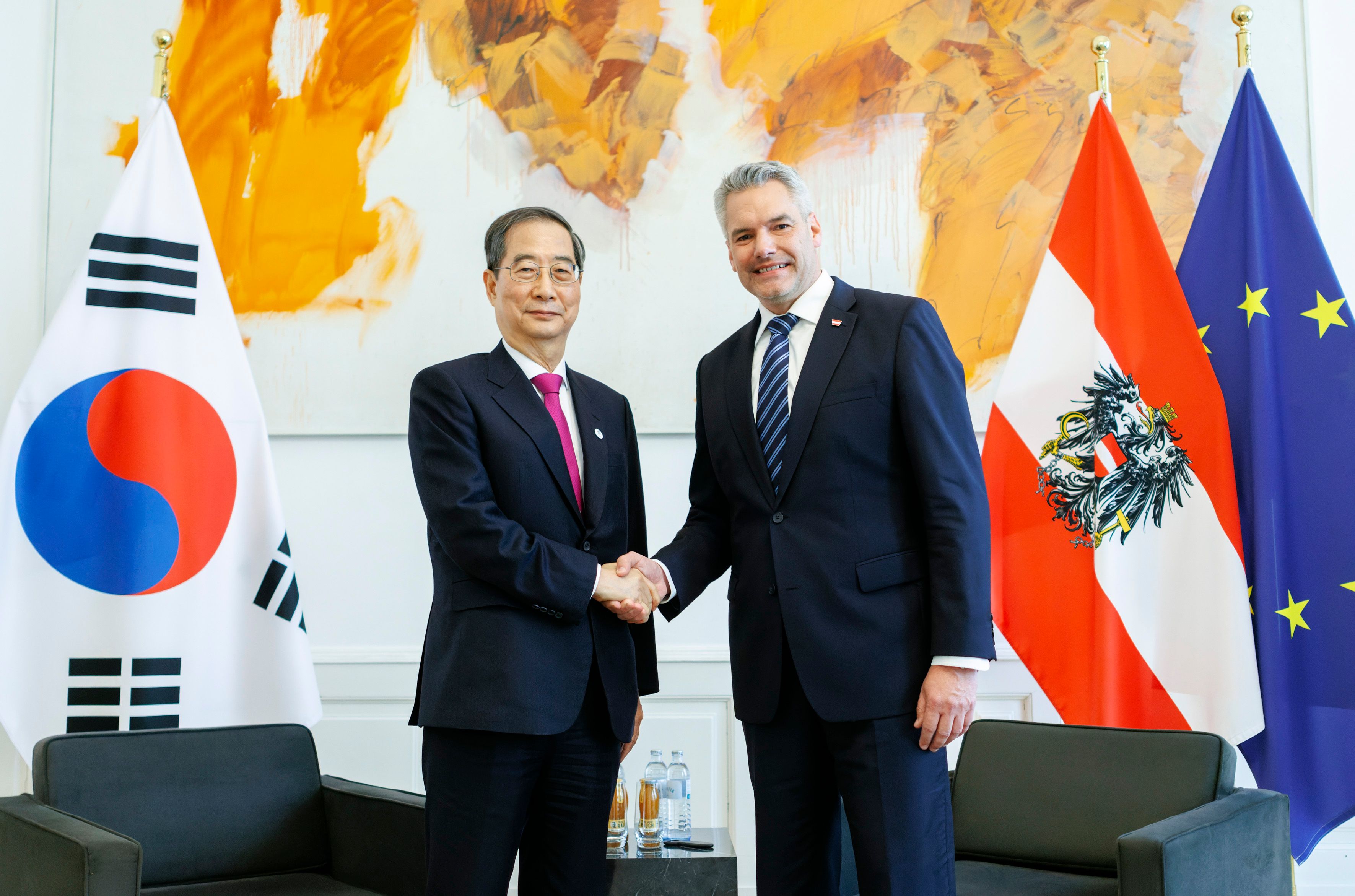 Am 8. Mai 2023 empfing Bundeskanzler Karl Nehammer (r.) den Premierminister der Republik Korea, Han Duck-soo (l.) zu einem Arbeitsgespräch im Bundeskanzleramt. © BKA, Andy Wenzel