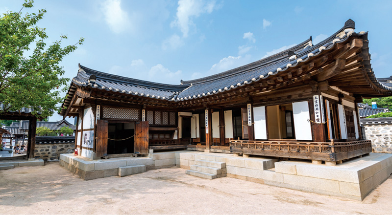 남산골한옥마을 서울의 남산 북쪽 기슭에 있는 전통문화 예술공간이다. 한옥의 공간적 가치를 살려 시민과 관광객들이 전통문화를 체험할 수 있는 다양한 행사와 프로그램이 진행된다.