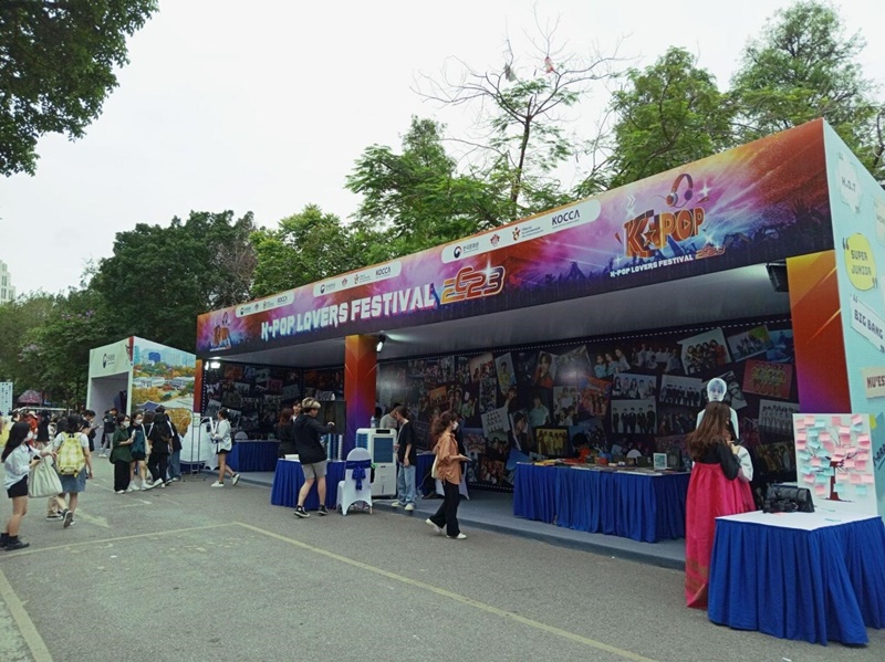 Không gian K-pop trưng bày album, card bo góc, lightstick của các nhóm nhạc Hàn Quốc. (Ảnh: Lưu Thị Thu Loan)