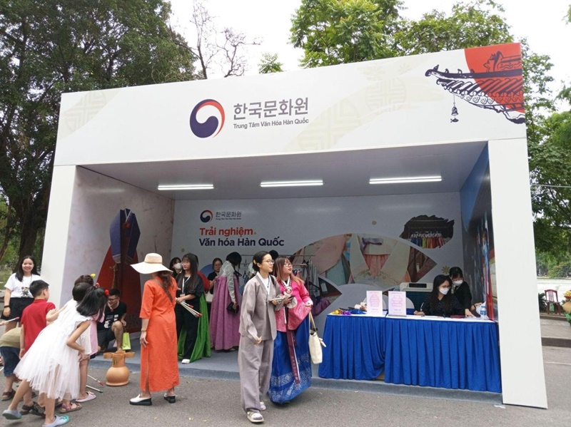 Không gian trải nghiệm văn hóa Hàn Quốc được đông đảo các bạn trẻ và các gia đình ghé thăm. (Ảnh: Lưu Thị Thu Loan)