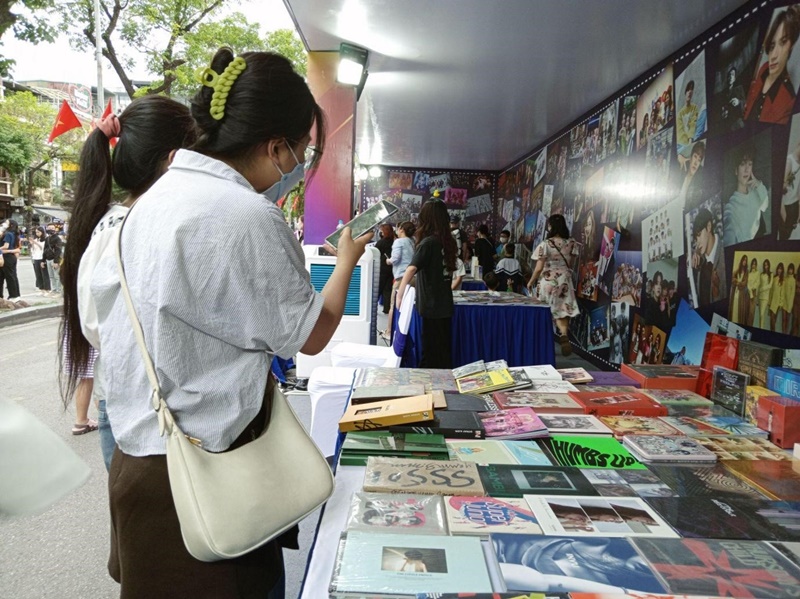 Không gian K-pop là nơi thu hút sự quan tâm của các bạn trẻ yêu âm nhạc Hàn Quốc. (Ảnh: Lưu Thị Thu Loan)
