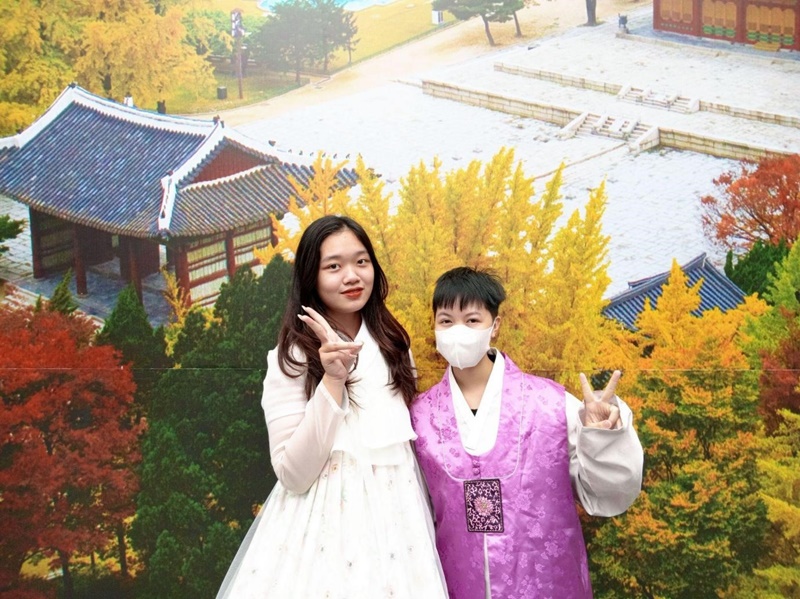 Tại lễ hội, khách tham quan còn được mặc trên người những bộ Hanbok xinh xắn và chụp ảnh check in để lưu giữ kỷ niệm. (Ảnh: Lưu Thị Thu Loan)