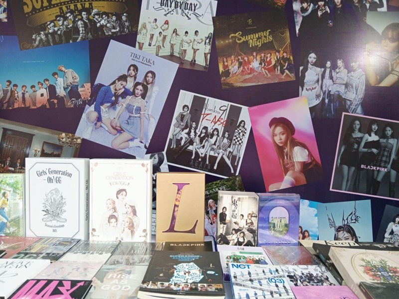 Rất nhiều album của các nhóm nhạc K-pop qua nhiều thế hệ được trưng bày tại đây. (Ảnh: Lưu Thị Thu Loan)