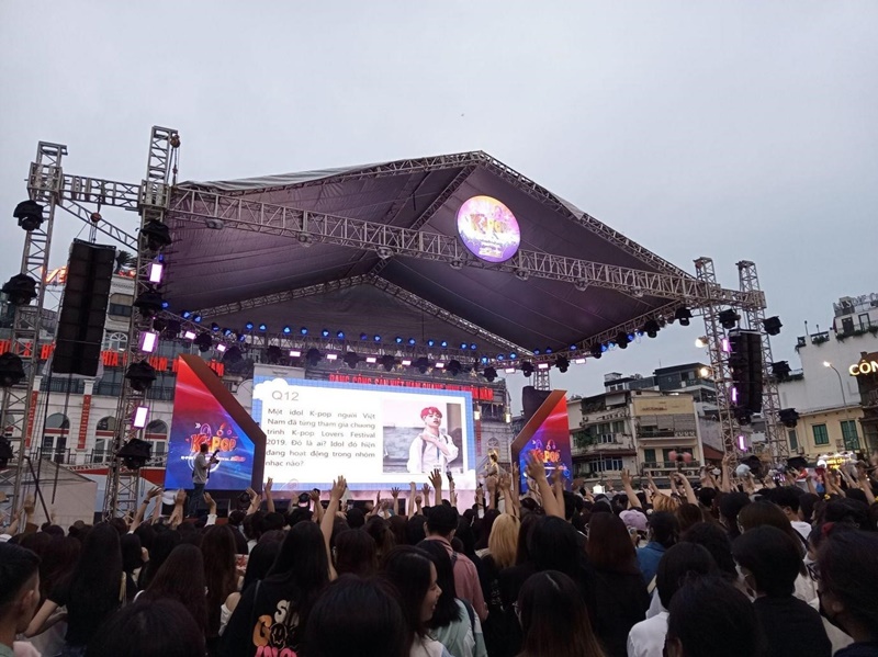 Những cánh tay giành quyền trả lời câu hỏi của các khán giả trong hoạt động Quiz Show đã chứng minh sức hút đến từ K-pop, văn hóa, du lịch Hàn Quốc. (Ảnh: Lưu Thị Thu Loan)