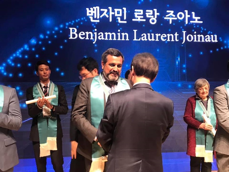 Photo 6 : Benjamin Joinau lors de la cérémonie de remise du prix de Citoyen d'honneur de la Ville de Séoul. ©