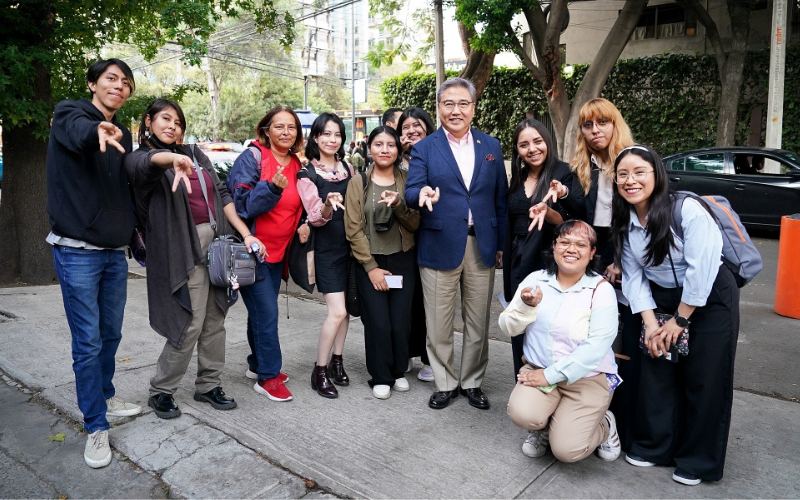 El canciller coreano Park Jin (centro) posa con unos estudiantes del Instituto Rey Sejong de México, reporteros honorarios y K-influencers de Korea.net afuera del Centro Cultural Coreano en México | Ministerio de Asuntos Exteriores de Corea 