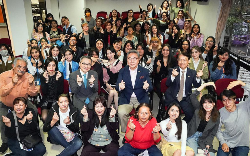 Fanáticos del hallyu presentes en el encuentro con el ministro Park Jin (segundo por la derecha, segunda fila), junto con el Embajador de Corea en México, Huh Tae-wan (tercero por la derecha, segunda fila), en el Centro Cultural Coreano en México. | Ministerio de Asuntos Exteriores de Corea