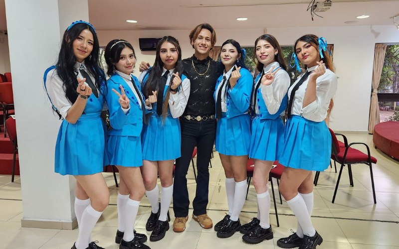 Cantante Ryan Evans (centro) acompañado del grupo coreográfico de K-pop ‘G2 Lollipop’. | G2 Lollipop