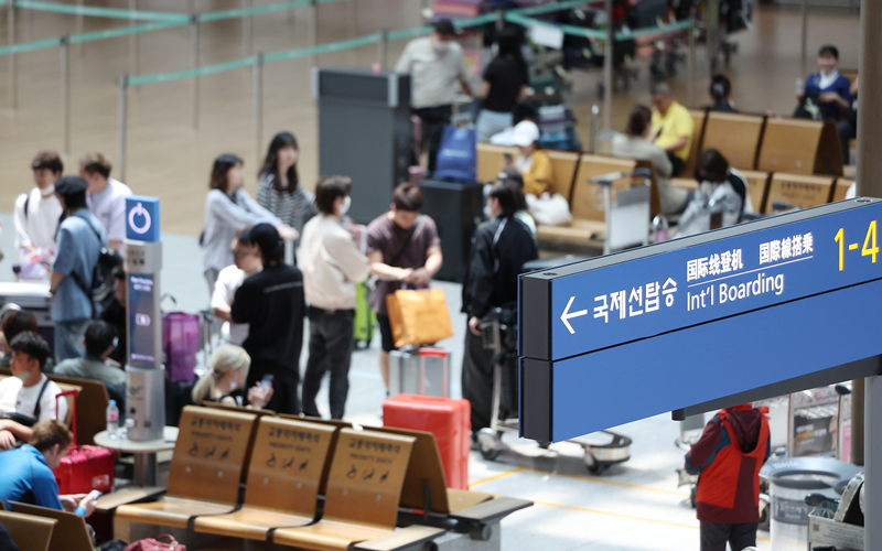 Shown is a group of passengers on May 18 waiting for the boarding process at Terminal 1 of Incheon International Airport. (Yonhap News) 